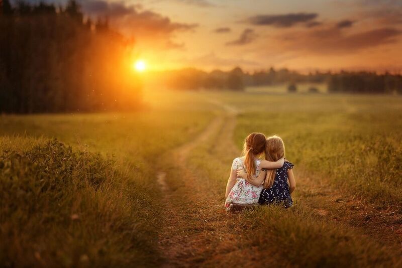 ...И полусонным стрелкам лень Ворочаться на циферблате, И дольше века длится день, И не кончается объятье...photo preview