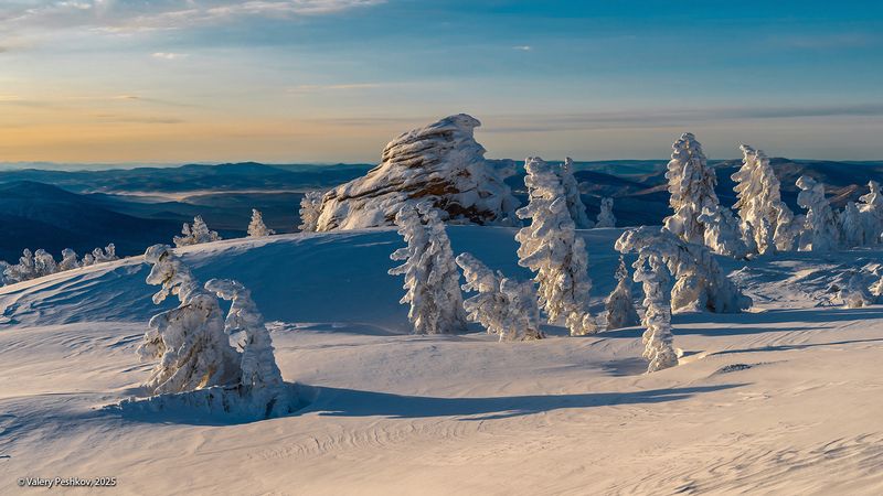 шерегеш, утро, скалы верблюды, иней, пихты, кедры, снег, гора шатёр, горная шория, мороз, зима, сибирь Утро на склонах горы Шатёр (2)photo preview