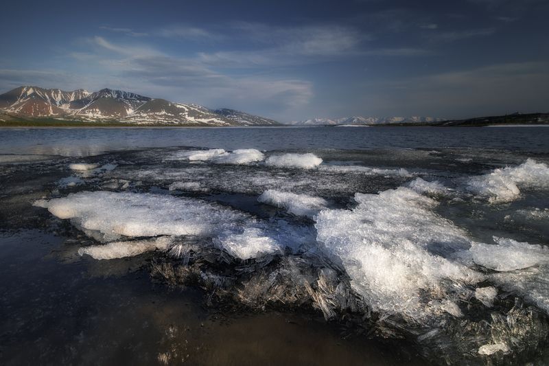 озеро_момонтай июньский_лёд колыма озеро хребет_черге магаданская_область пейзажи_колымы путешествие_по_колыме Озёрный хрустальphoto preview
