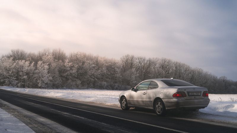 зима, дорога, автомобиль, путь, пауза, тишина, одиночество, пейзаж, минимализм, север, холод, утро, серый свет, атмосфера, пространство, покой, ожидание, движение, остановка, настроение Серый часphoto preview