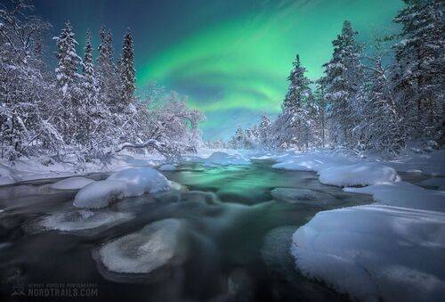 Пейзаж с сиянием при полной Луне