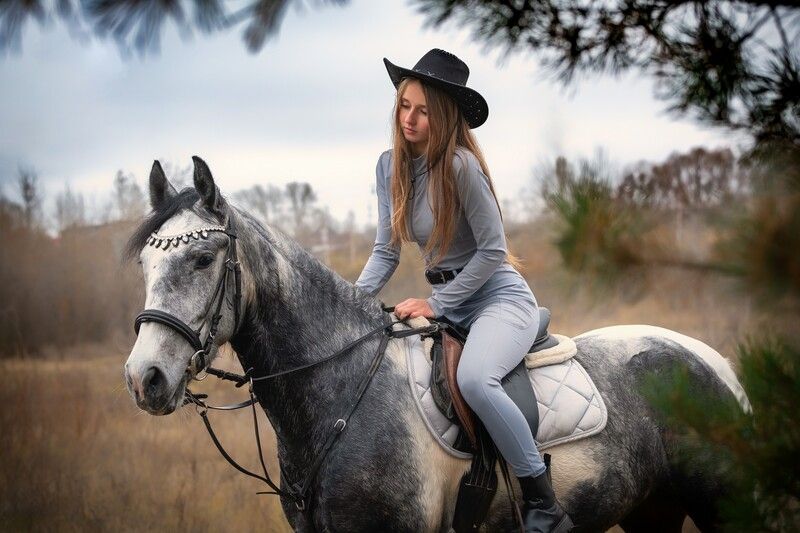 девушка, лошадь Наездницаphoto preview