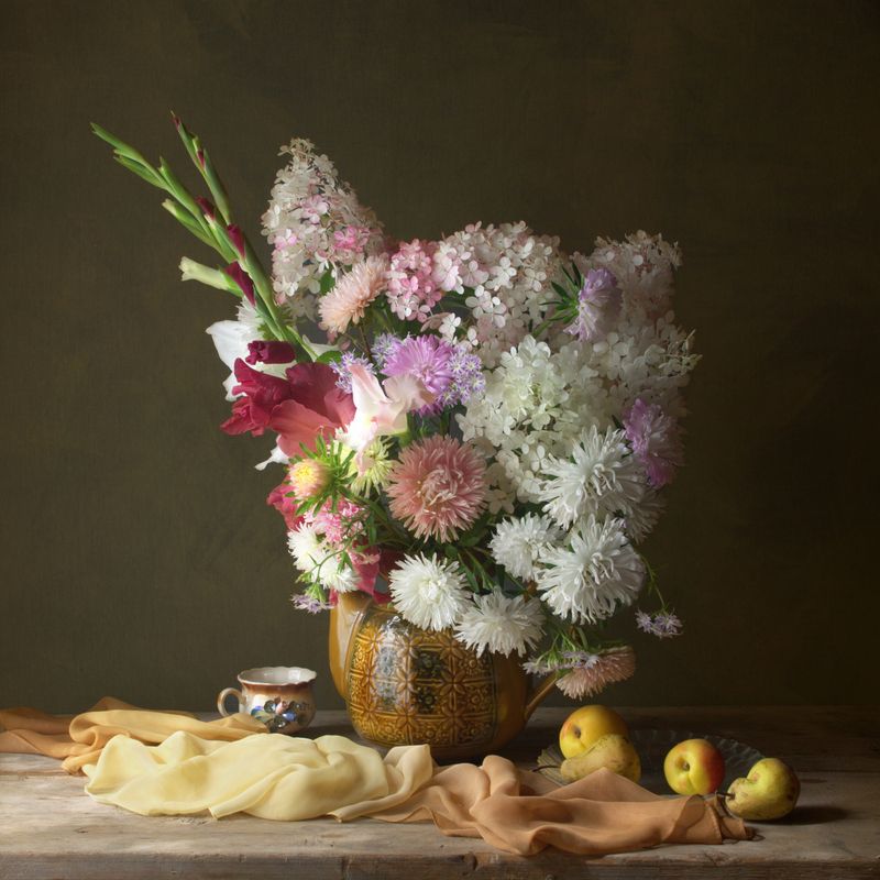 С букетом в керамическом чайникеphoto preview