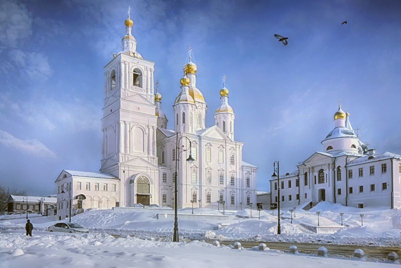 церкви колокольни площадь человек птица Холодное утроphoto preview