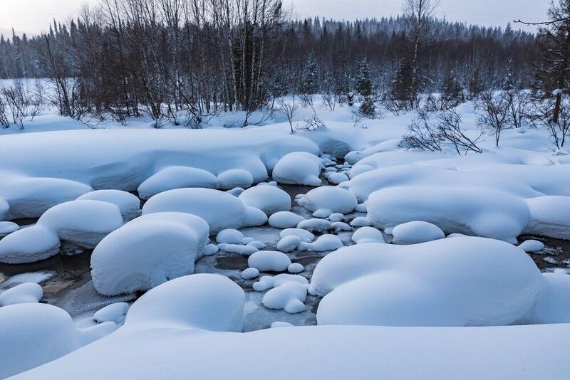 ручей, зима, снег, камни, шапки, вода Шубы, шапки, рукавицыphoto preview