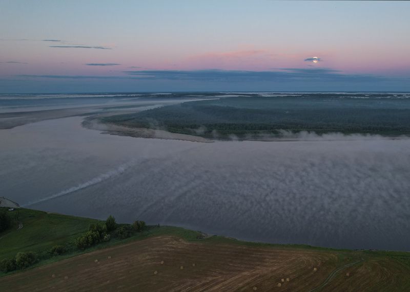 Догорал костёр перед рассветом...photo preview