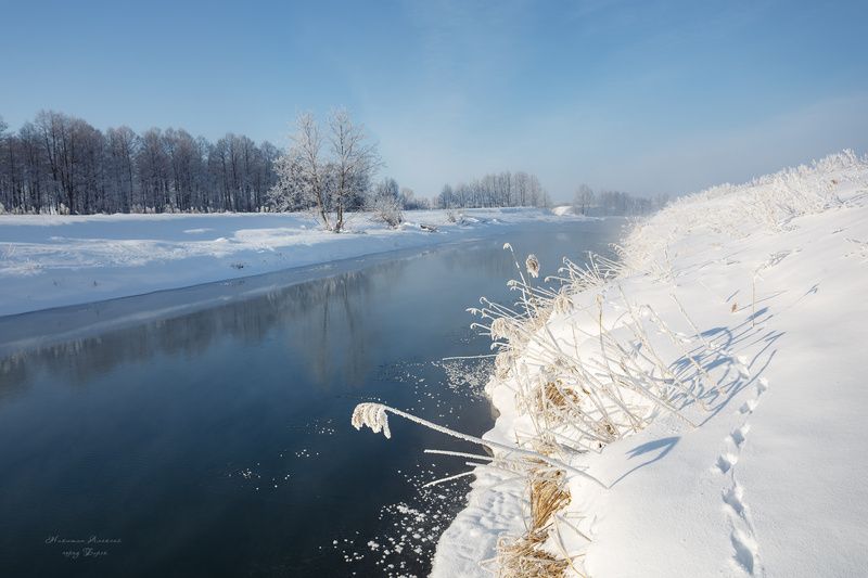 Вдоль берега реки фото превью