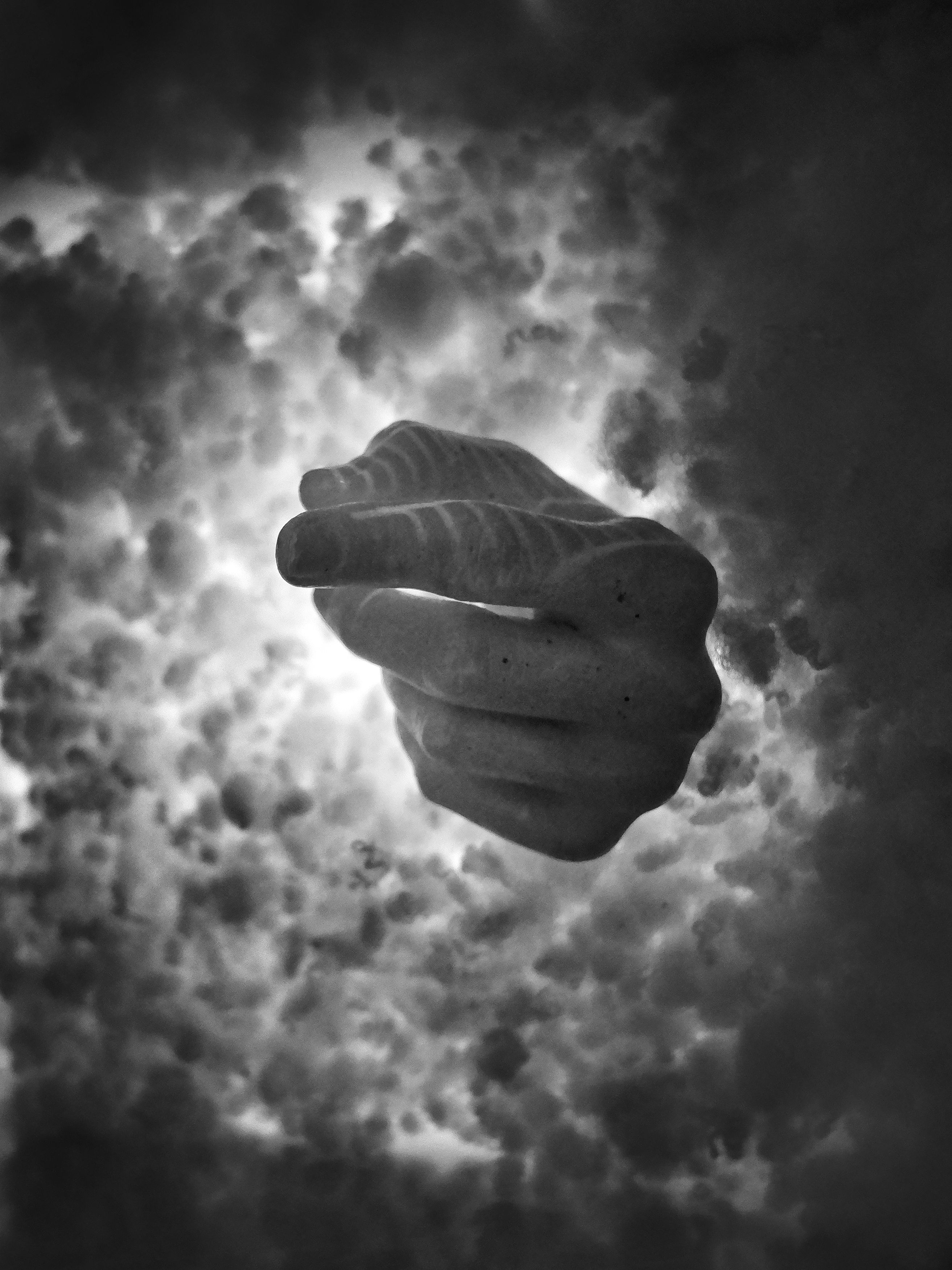 Рука, свет, тьма Дотянутьсяphoto preview