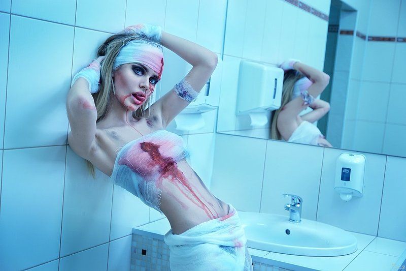 кровь, бинты, ванная Таняphoto preview