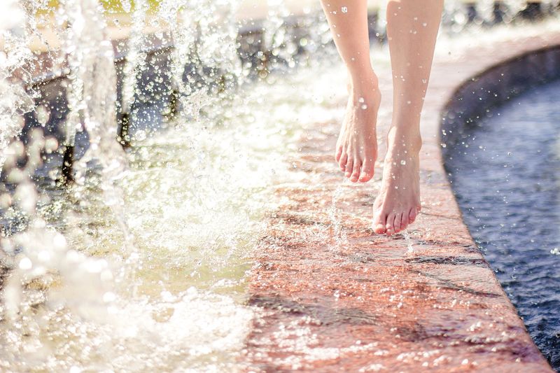 город, фонтан, невесомость, люди, стрит, прыжок, свобода, танец, спорт, вода, капли, брызги, солнце, улица, девушка, ножки, капли, боке Невесомостьphoto preview