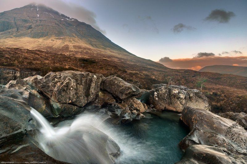Fairy Pools, Glen Brittle, Isle, Skye, Scotland, Фейри, Пулз, долина, Глен Бриттл, остров, Скай, Шотландия, водопад, пороги, камни, скалы, горы, небо, облака, рассвет Когда феи принимают утренний душphoto preview