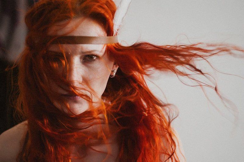 девушка, оранж, волосы, индеец, перо, взгляд Rainmaker фото превью