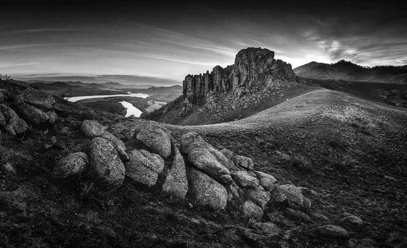 река, останец, бурятия, селенга, скала, небо, трава, облака, чб, камни Про изгибы останцев фото превью