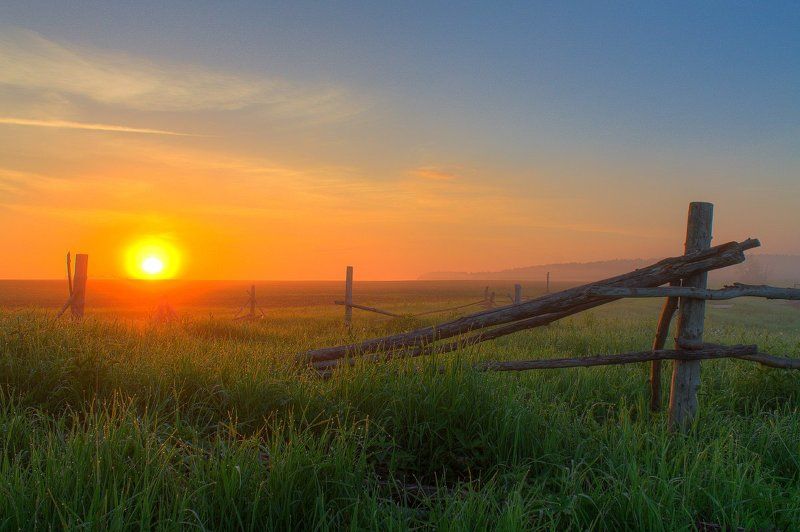 лето, небо, рассвет, солнце, трава, туман Старенький заборphoto preview