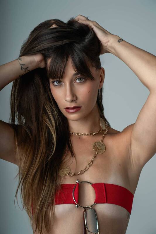 portrait red female photoshoot Rojo Primariophoto preview