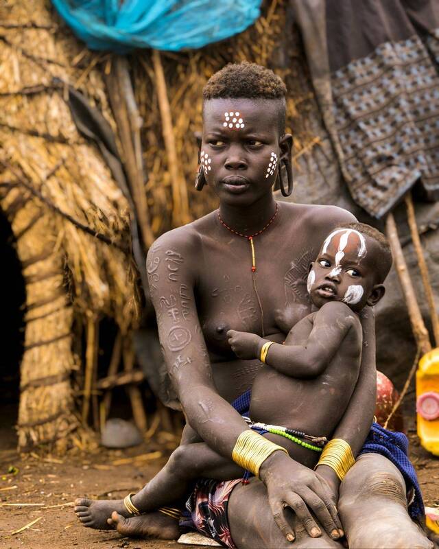 Женщины племени Мурсиphoto preview