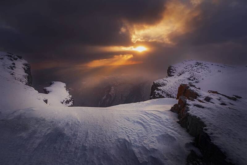 landscape nature scenery peak lake sunset evening snow ice sun sunrays mountain bulgaria пейзаж закат горы A winter sunset therephoto preview