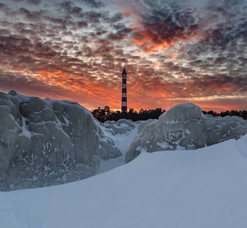Осиновецкий маяк и зимний закатphoto preview