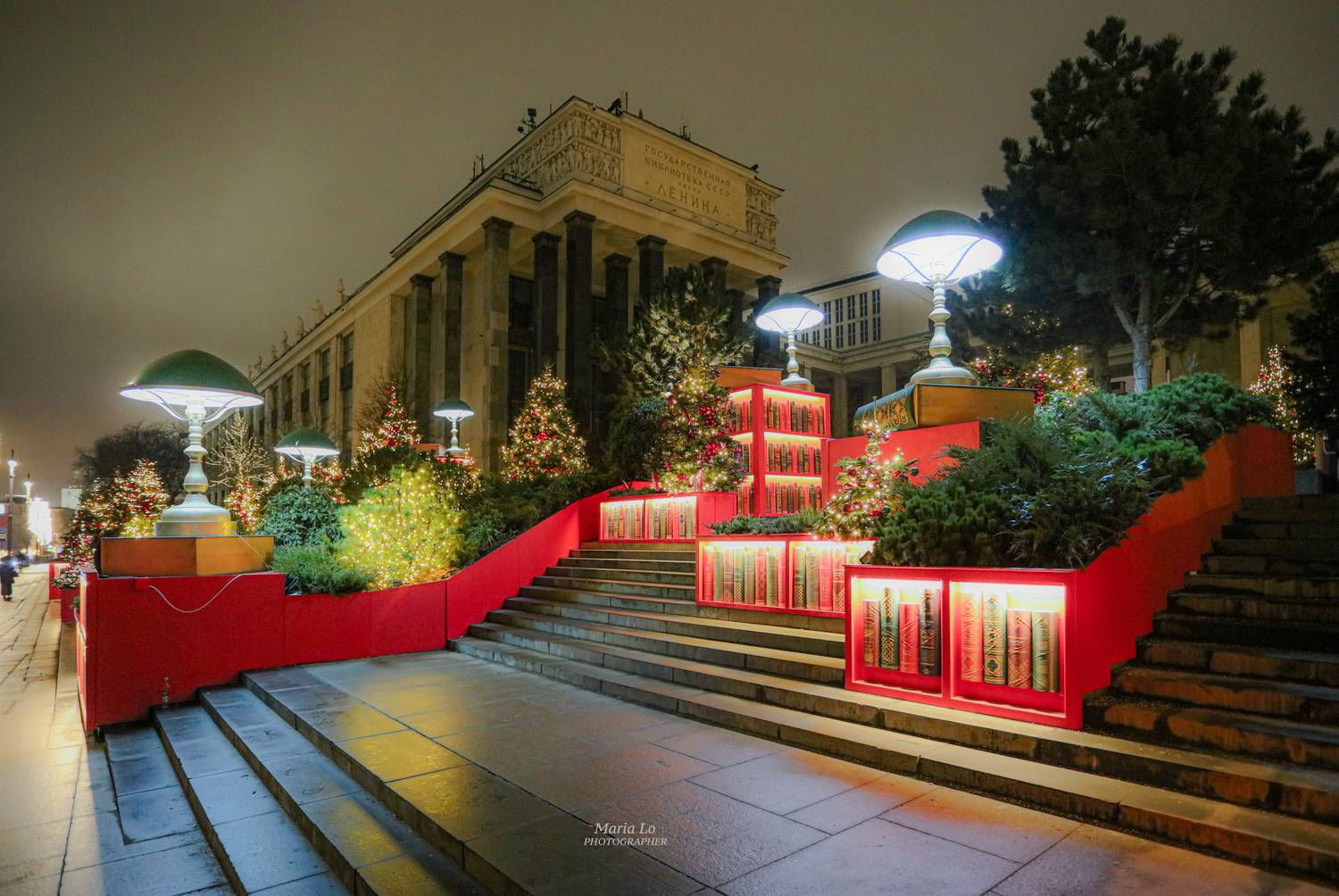 москва огнибольшогогорода зимняясказка сказкавгороде рождество проектзимавмоскве рождественскоенастроение снег рождественскиеогни новогодниеогни зимавгороде волшебнаябиблиотека лампанастольная лампа библиотекаленина библиотека книги ели книга, Maria Lo