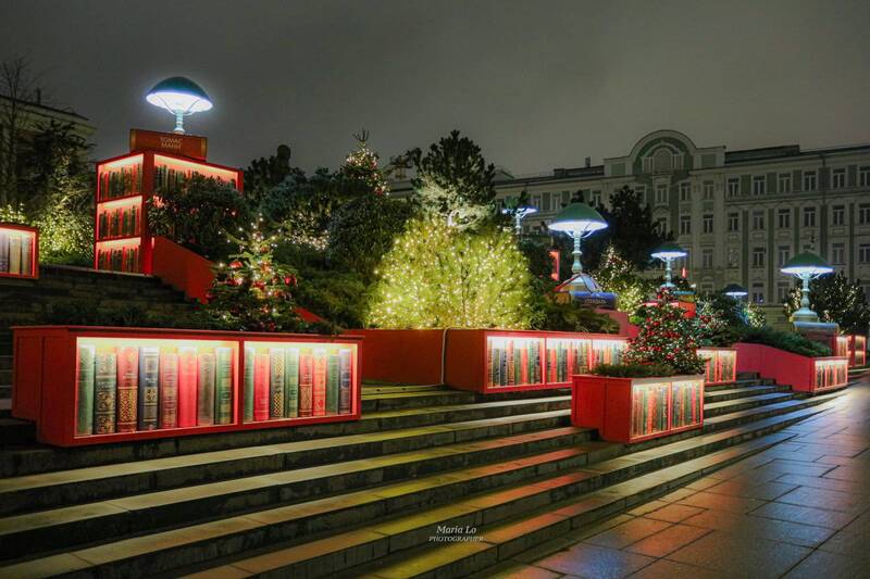 москва огнибольшогогорода зимняясказка сказкавгороде рождество проектзимавмоскве рождественскоенастроение снег рождественскиеогни новогодниеогни зимавгороде волшебнаябиблиотека лампанастольная лампа библиотекаленина библиотека книги ели книга ель проектзи Волшебная библиотекаphoto preview