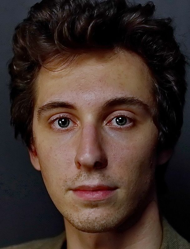 Портрет молодого человекаphoto preview