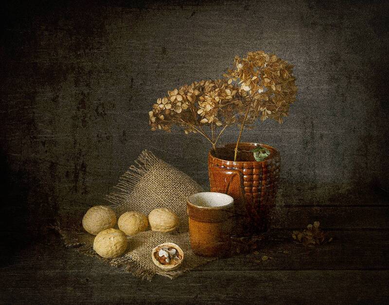 бокал, стопка, грецкие орехи, салфетка, мешковина, сухоцветы photo preview