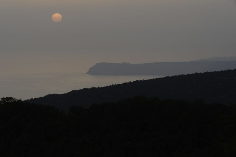 Россия, Крым, Большая Севастопольская Тропа, смотровая Куш-Кая, Ласпийский перевал, мыс Фиолент,  Вечерний вид на мыс Фиолент фото превью