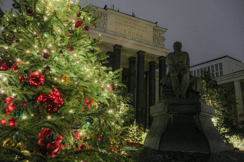 москва огнибольшогогорода зимняясказка сказкавгороде рождество проектзимавмоскве рождественскоенастроение снег рождественскиеогни новогодниеогни зимавгороде волшебнаябиблиотека лампанастольная лампа библиотекаленина библиотека книги ели книга ель Волшебная библиотекаphoto preview