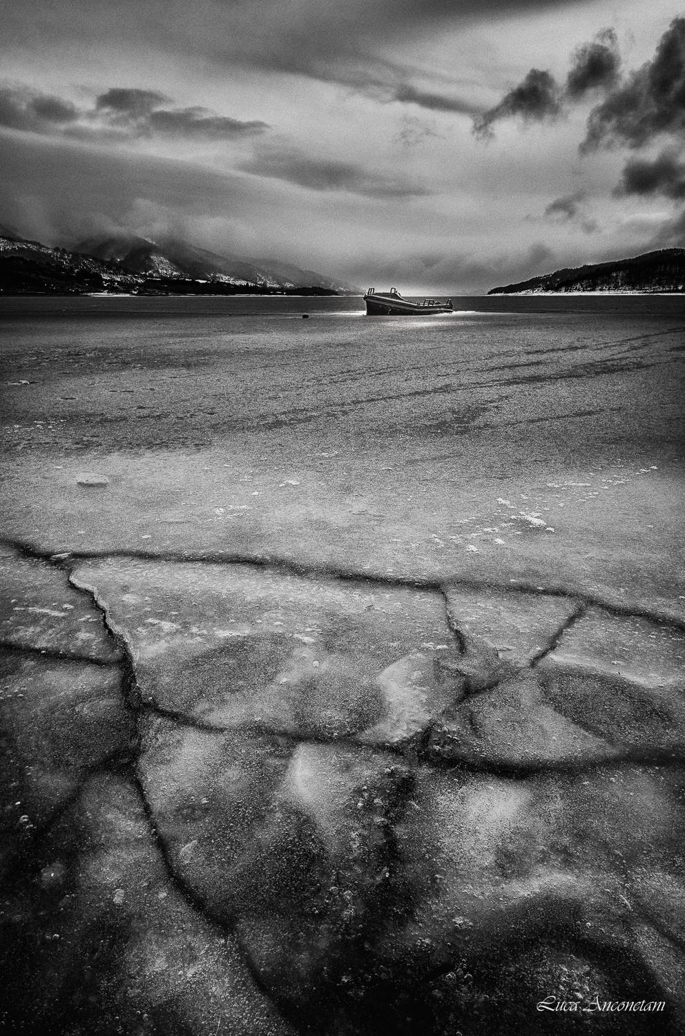 Frozen lake. Автор: Anconetani Luca lake cold winter abruzzo campotosto nature, Anconetani Luca