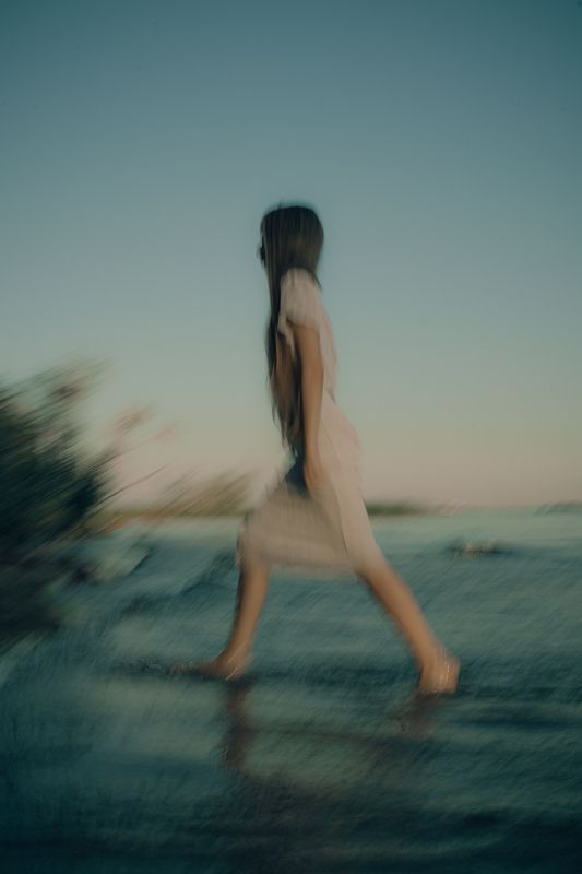 берег моря девушка пейзажный портрет длинная выдержка монокль  Выходящая из воды фото превью