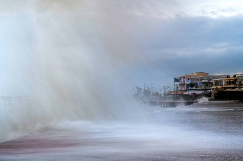 Когда волны бросаются на городphoto preview