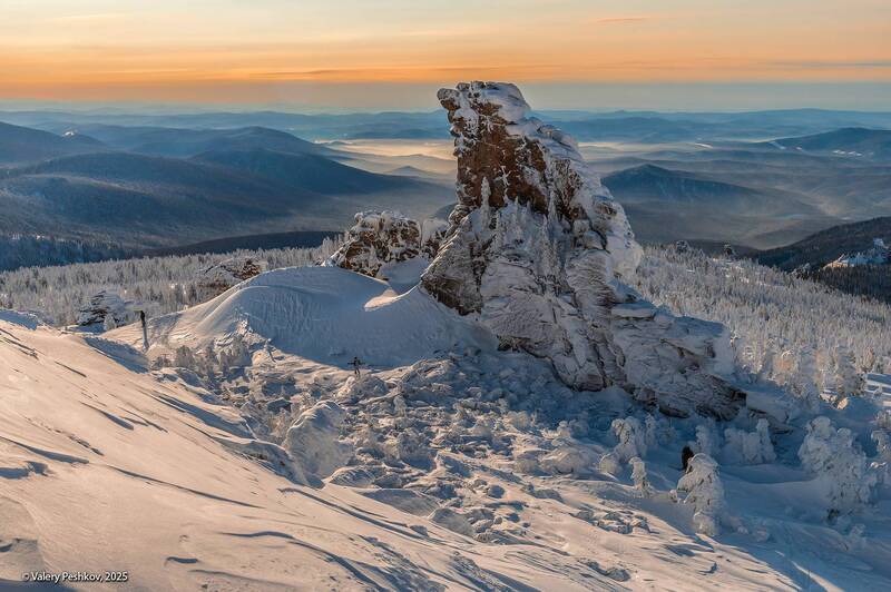 шерегеш, скалы, снег, иней, надувы, пихты, кедры, гора курган, горная шория, мороз, зима, сибирь Царство инея сверху фото превью