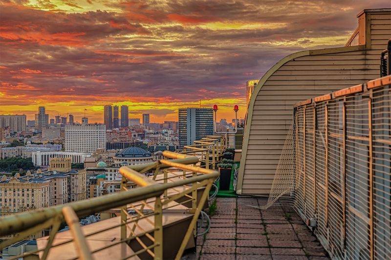 Жаркий закат над Белым домомphoto preview