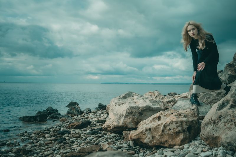 берег моря девушка пейзажный портрет блондинка Я жду тебя на берегуphoto preview