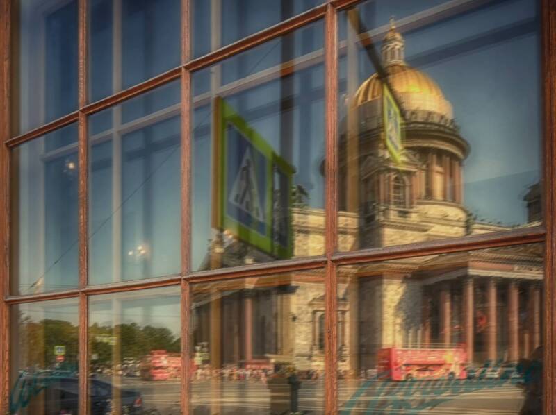 исакий автобус люди окно В зазеркальеphoto preview