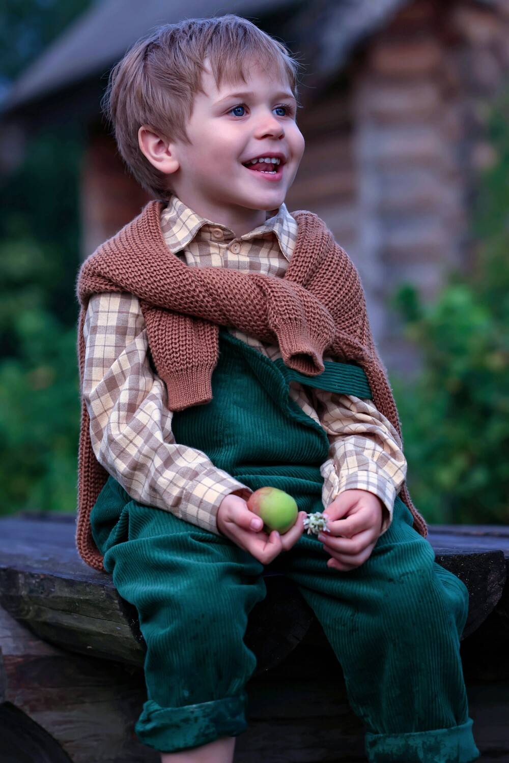 мальчик, лето, деревня, детство, яблоко, стол, лавка, зелень, Герцен Наталья