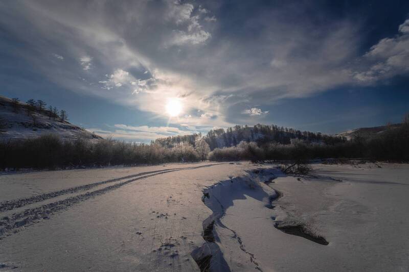 по берегу рекиphoto preview