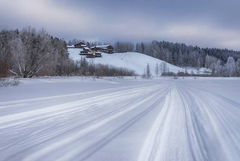 зима, снег, следы, горки, лес, дома, природа, пейзаж, малые корелы Белый путьphoto preview