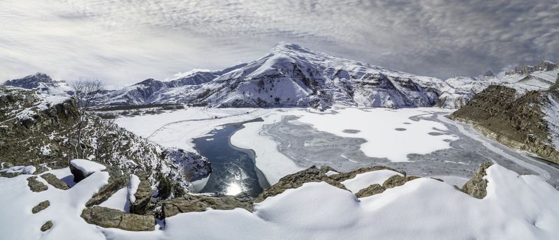 Россия, Кабардино-Балкария, озеро Гижгит, Былымское озеро, Приэльбрусье,  Зимняя панорама озера Гижгит.photo preview