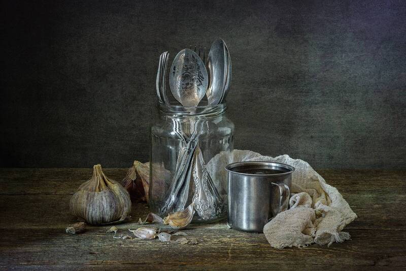 банка, ложки, вилки, кружка, чеснок, тряпка  фото превью
