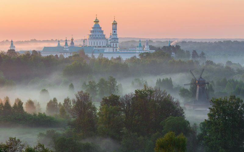 Туманный рассвет у стен Новоиерусалимского монастыряphoto preview
