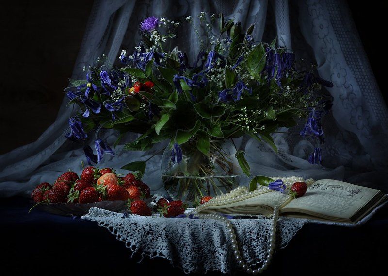 Натюрморт с клубникойphoto preview