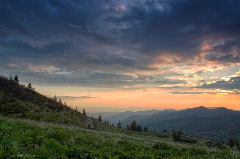 Полонина Лисичья, Карпаты, Закат, привал, горы, вечер, долина, перспектива,  Лисичьяphoto preview