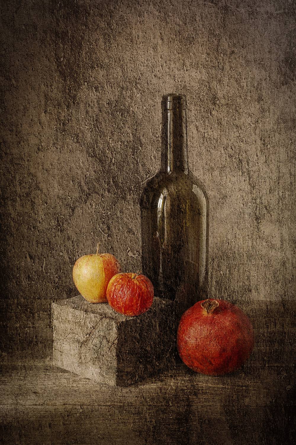 Автор: Алексей Бычков бутылка, гранат, яблоки, деревяшка, Алексей Бычков