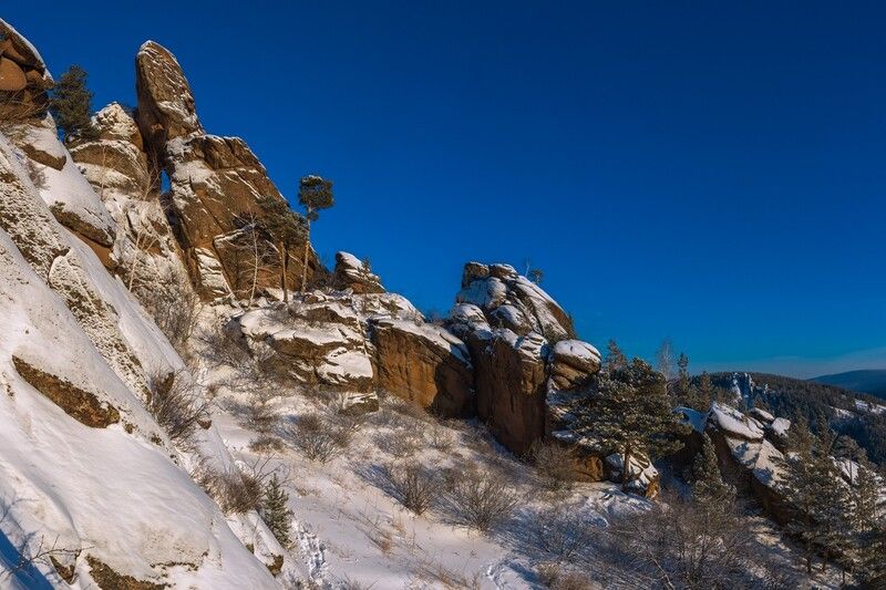 скала, столбы, зима, мороз, кружак, снег, иней, сугробы, деревья, грот, небо Морозный день на скалах фото превью