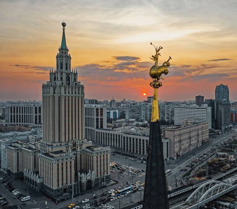 москва, комсомольская площадь, площадь 3 вокзалов, шпиль, казанский вокзал, зилант, вид сверху, аэросъемка, москва красивая, вечерняя москва Зилант. Мифический дракон, символ Казани, на шпиле Казанского вокзала Москвыphoto preview