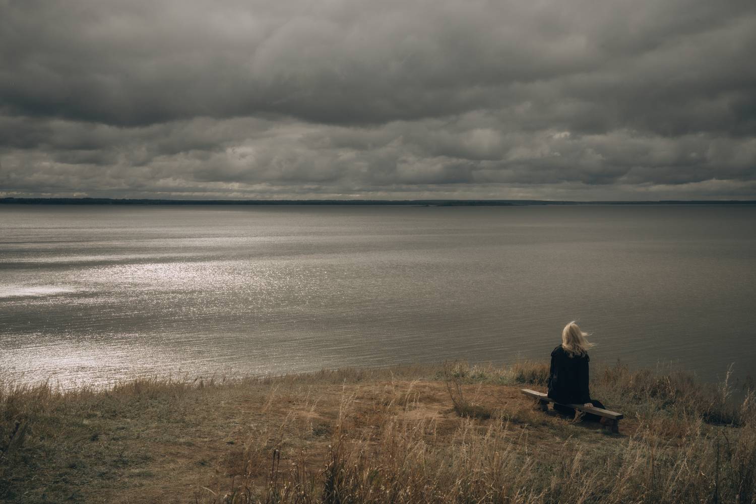 Тишина. Автор: Елена Леонидовна берег горизонт хмурое небо одиночество блондинка, Елена Леонидовна