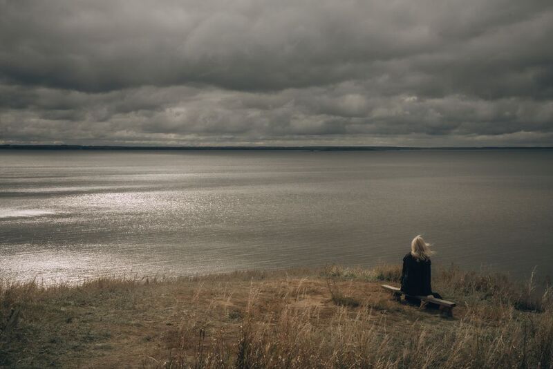 берег горизонт хмурое небо одиночество блондинка Тишина фото превью