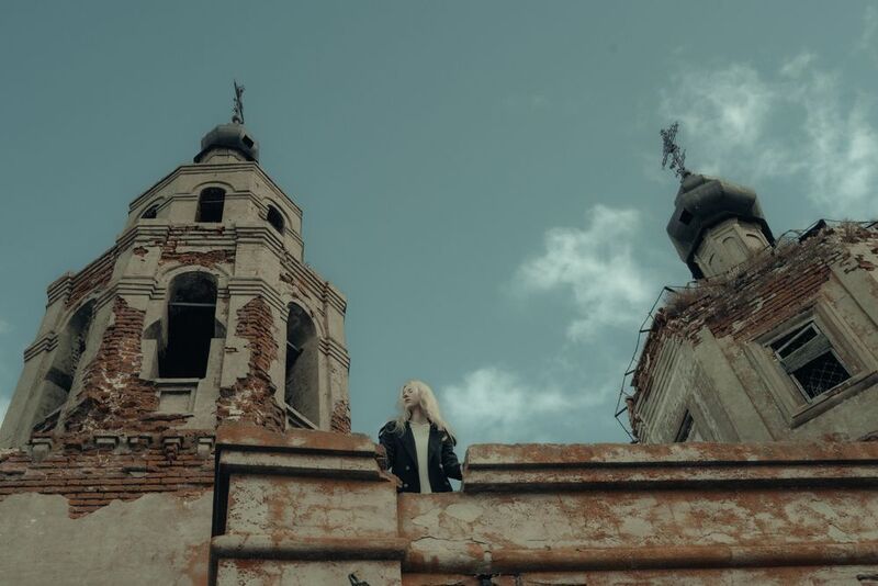 старая церковь небо развалины девушка в плаще кирпич  В небесах фото превью