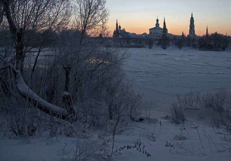 Богоявле́нский Ста́ро-Голу́твин монасты́рь — мужской монастырь Русской православной церкви на окраине Коломны. Расположен недалеко от места впадения реки Москвы в Оку . Основан в конце XIV века.photo preview